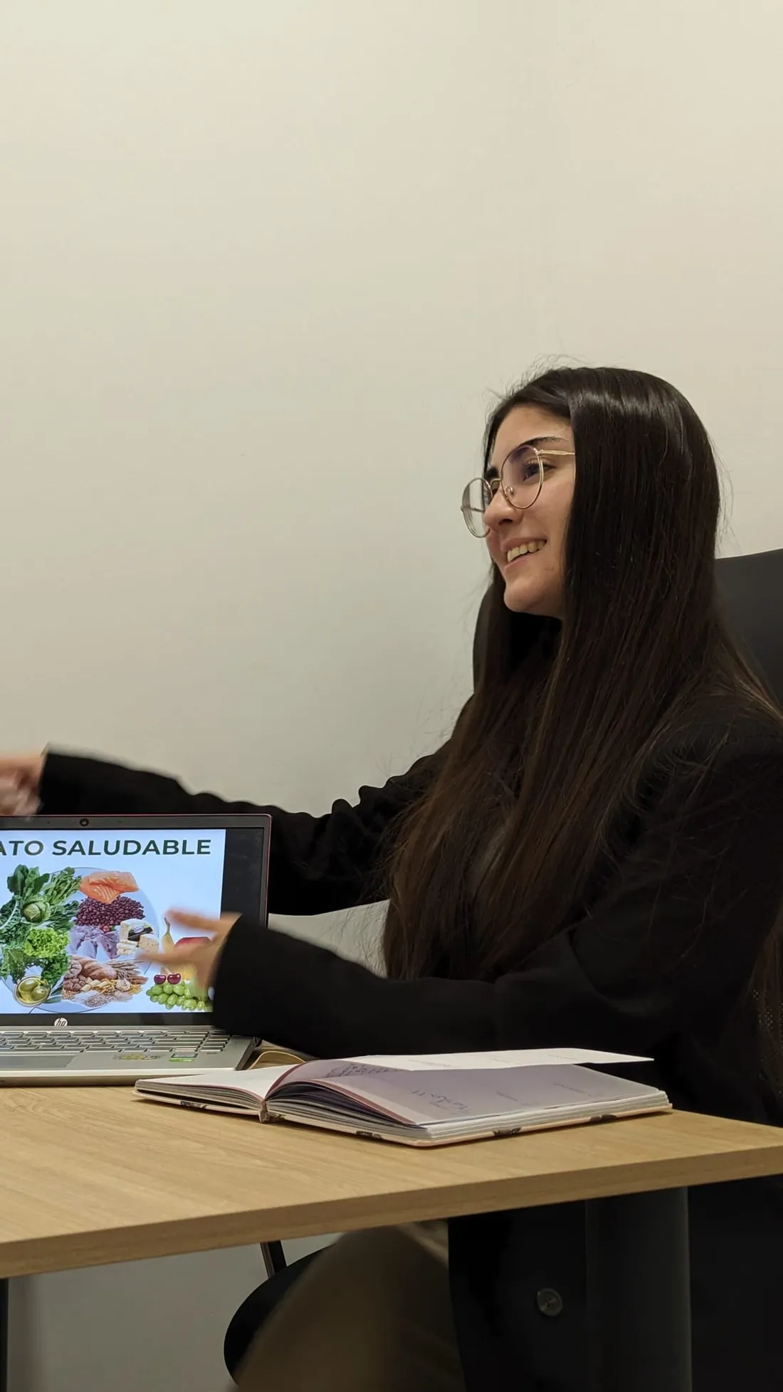 Iris Gómez revisando un plan de alimentación con una paciente en consulta